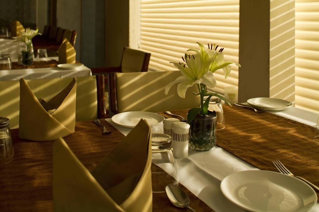 32Nd Milestone Hotel Gurgaon Esterno foto