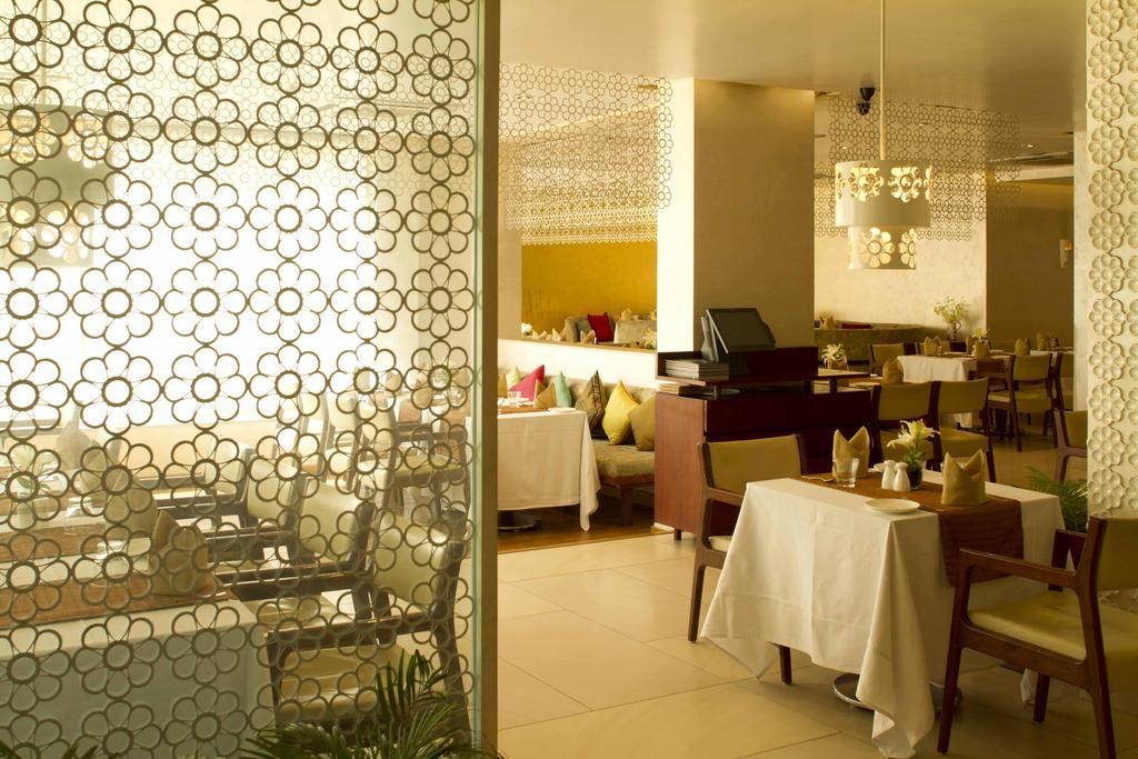 32Nd Milestone Hotel Gurgaon Esterno foto